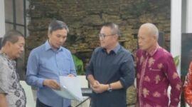 Walikota Sungai Penuh Alfin saat menyampaikan kebutuhan infrastruktur Kota Sungai Penuh kepada Anggota DPRRI Edi Purwanto di Rumah Dinas Walikota 