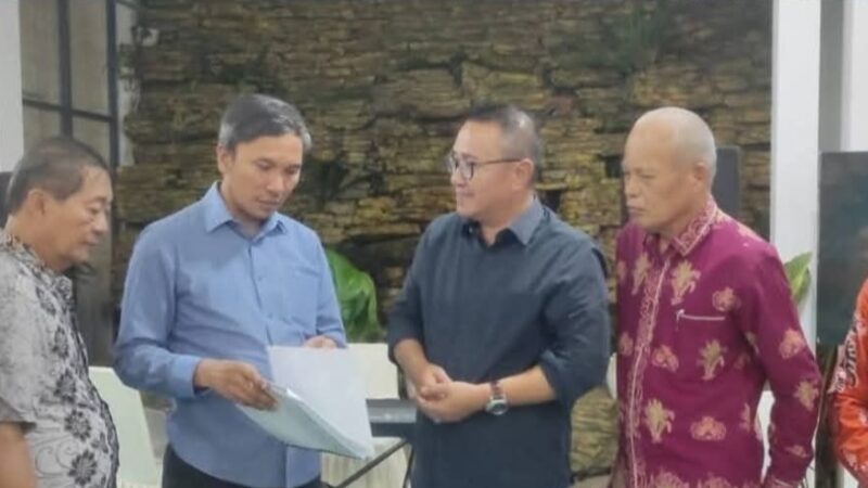 Walikota Sungai Penuh Alfin saat menyampaikan kebutuhan infrastruktur Kota Sungai Penuh kepada Anggota DPRRI Edi Purwanto di Rumah Dinas Walikota 