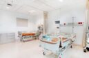 Teks Foto:
Proses operasi bypass jantung (CABG) yang dilakukan oleh tim dokter spesialis di ruang bedah modern, diikuti perawatan intensif di ICU untuk memastikan pemulihan pasien berjalan optimal.