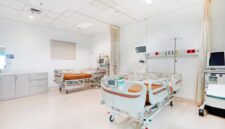 Teks Foto:
Proses operasi bypass jantung (CABG) yang dilakukan oleh tim dokter spesialis di ruang bedah modern, diikuti perawatan intensif di ICU untuk memastikan pemulihan pasien berjalan optimal.