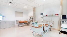 Teks Foto:
Proses operasi bypass jantung (CABG) yang dilakukan oleh tim dokter spesialis di ruang bedah modern, diikuti perawatan intensif di ICU untuk memastikan pemulihan pasien berjalan optimal.