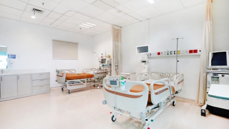 Teks Foto:
Proses operasi bypass jantung (CABG) yang dilakukan oleh tim dokter spesialis di ruang bedah modern, diikuti perawatan intensif di ICU untuk memastikan pemulihan pasien berjalan optimal.