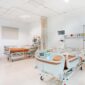 Teks Foto:
Proses operasi bypass jantung (CABG) yang dilakukan oleh tim dokter spesialis di ruang bedah modern, diikuti perawatan intensif di ICU untuk memastikan pemulihan pasien berjalan optimal.