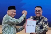 Foto : Walikota Sungai Penuh Alfin ( kanan) saat menerima WTP dari BPK RI perwakilan Jambi 