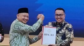 Foto : Walikota Sungai Penuh Alfin ( kanan) saat menerima WTP dari BPK RI perwakilan Jambi 