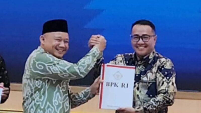 Foto : Walikota Sungai Penuh Alfin ( kanan) saat menerima WTP dari BPK RI perwakilan Jambi 