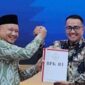 Foto : Walikota Sungai Penuh Alfin ( kanan) saat menerima WTP dari BPK RI perwakilan Jambi 