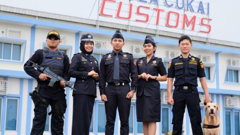 Ilustrasi petugas keamanan di lingkungan Bea Cukai. Rekrutmen Petugas Keamanan Bea Cukai Bandung 2026 resmi dibuka bagi lulusan SMA sederajat yang memenuhi persyaratan dan memiliki sertifikat Gada Pratama.