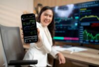 Ilustrasi investor pemula membeli aset kripto melalui aplikasi digital dengan modal Rp100 ribu. Investasi Bitcoin dan Ethereum kini dapat dimulai dari nominal kecil, namun tetap memerlukan pemahaman risiko dan strategi yang tepat.
