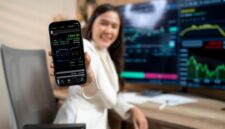 Ilustrasi investor pemula membeli aset kripto melalui aplikasi digital dengan modal Rp100 ribu. Investasi Bitcoin dan Ethereum kini dapat dimulai dari nominal kecil, namun tetap memerlukan pemahaman risiko dan strategi yang tepat.