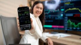 Ilustrasi investor pemula membeli aset kripto melalui aplikasi digital dengan modal Rp100 ribu. Investasi Bitcoin dan Ethereum kini dapat dimulai dari nominal kecil, namun tetap memerlukan pemahaman risiko dan strategi yang tepat.