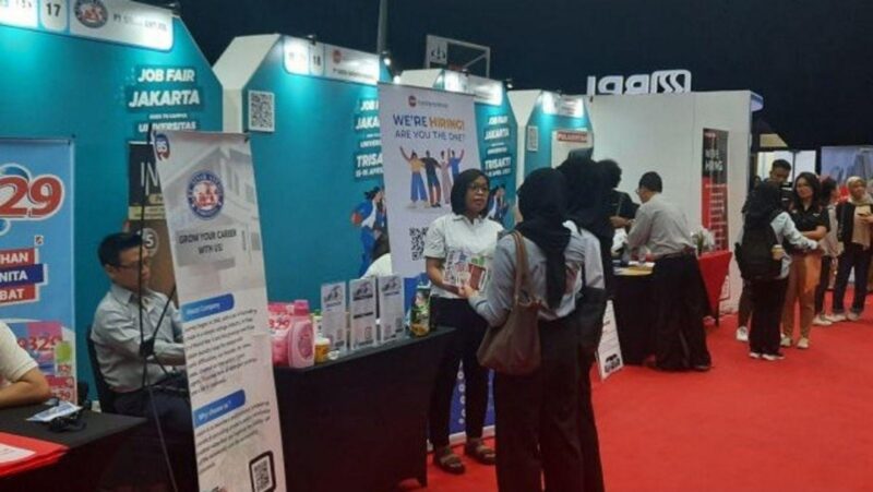 Ribuan lowongan kerja tersedia dalam Job Fair Bintan 2026 yang akan digelar pada 12–13 Juni 2026. Sebanyak 11 perusahaan membuka 1.309 posisi untuk berbagai bidang pekerjaan, memberikan peluang besar bagi pencari kerja untuk membangun karier yang lebih baik