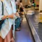 Seorang wisatawan menyiapkan paspor dan tiket penerbangan di bandara internasional sambil memegang dokumen asuransi perjalanan yang memberikan perlindungan selama berada di luar negeri.