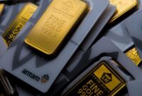 Teks Foto: Harga emas Antam turun Rp32.000 per gram menjadi Rp2,738 juta. Investor mulai membandingkan potensi keuntungan emas dengan deposito dan obligasi pemerintah di tengah ketidakpastian ekonomi 2026.