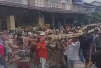 Warga Luhah Dasira mengarak bambu sepanjang 40 meter diiringi Lagu Ala Yamule dalam kemeriahan Kenduri Sko di Sungai Penuh, sebagai simbol persatuan dan pelestarian adat budaya Kerinci.