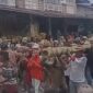 Warga Luhah Dasira mengarak bambu sepanjang 40 meter diiringi Lagu Ala Yamule dalam kemeriahan Kenduri Sko di Sungai Penuh, sebagai simbol persatuan dan pelestarian adat budaya Kerinci.