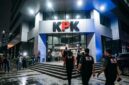 Petugas Komisi Pemberantasan Korupsi (KPK) melakukan pengembangan penyidikan kasus dugaan suap pengadaan smart board di Muara Enim. Dalam operasi tangkap tangan (OTT) terbaru, lima ASN Badan Pemeriksa Keuangan (BPK) turut diamankan di Jakarta dan Sumatera Selatan terkait dugaan aliran dana suap yang berkaitan dengan temuan audit proyek pemerintah daerah.