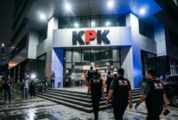 Petugas Komisi Pemberantasan Korupsi (KPK) melakukan pengembangan penyidikan kasus dugaan suap pengadaan smart board di Muara Enim. Dalam operasi tangkap tangan (OTT) terbaru, lima ASN Badan Pemeriksa Keuangan (BPK) turut diamankan di Jakarta dan Sumatera Selatan terkait dugaan aliran dana suap yang berkaitan dengan temuan audit proyek pemerintah daerah.
