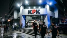 Petugas Komisi Pemberantasan Korupsi (KPK) melakukan pengembangan penyidikan kasus dugaan suap pengadaan smart board di Muara Enim. Dalam operasi tangkap tangan (OTT) terbaru, lima ASN Badan Pemeriksa Keuangan (BPK) turut diamankan di Jakarta dan Sumatera Selatan terkait dugaan aliran dana suap yang berkaitan dengan temuan audit proyek pemerintah daerah.