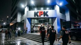 Petugas Komisi Pemberantasan Korupsi (KPK) melakukan pengembangan penyidikan kasus dugaan suap pengadaan smart board di Muara Enim. Dalam operasi tangkap tangan (OTT) terbaru, lima ASN Badan Pemeriksa Keuangan (BPK) turut diamankan di Jakarta dan Sumatera Selatan terkait dugaan aliran dana suap yang berkaitan dengan temuan audit proyek pemerintah daerah.