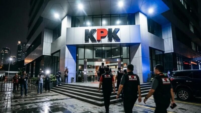 Petugas Komisi Pemberantasan Korupsi (KPK) melakukan pengembangan penyidikan kasus dugaan suap pengadaan smart board di Muara Enim. Dalam operasi tangkap tangan (OTT) terbaru, lima ASN Badan Pemeriksa Keuangan (BPK) turut diamankan di Jakarta dan Sumatera Selatan terkait dugaan aliran dana suap yang berkaitan dengan temuan audit proyek pemerintah daerah.