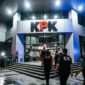 Petugas Komisi Pemberantasan Korupsi (KPK) melakukan pengembangan penyidikan kasus dugaan suap pengadaan smart board di Muara Enim. Dalam operasi tangkap tangan (OTT) terbaru, lima ASN Badan Pemeriksa Keuangan (BPK) turut diamankan di Jakarta dan Sumatera Selatan terkait dugaan aliran dana suap yang berkaitan dengan temuan audit proyek pemerintah daerah.