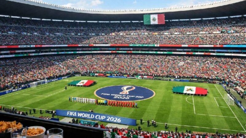 Suasana megah Stadion Azteca di Mexico City menjelang pembukaan Piala Dunia 2026. Turnamen sepak bola terbesar di dunia resmi digelar di tiga negara tuan rumah, yakni Meksiko, Kanada, dan Amerika Serikat, dengan laga pembuka menghadirkan Meksiko melawan Afrika Selatan pada 11 Juni 2026. (Foto: FIFA)