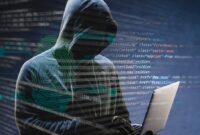 Ilustrasi hacker dengan layar kode komputer (paling menarik untuk CTR tinggi).
