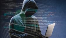 Ilustrasi hacker dengan layar kode komputer (paling menarik untuk CTR tinggi).