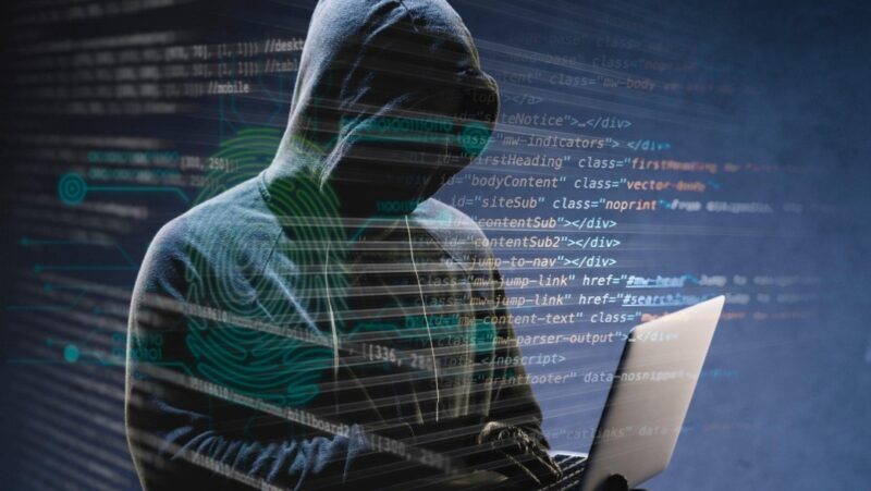 Ilustrasi hacker dengan layar kode komputer (paling menarik untuk CTR tinggi).