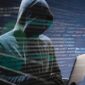 Ilustrasi hacker dengan layar kode komputer (paling menarik untuk CTR tinggi).