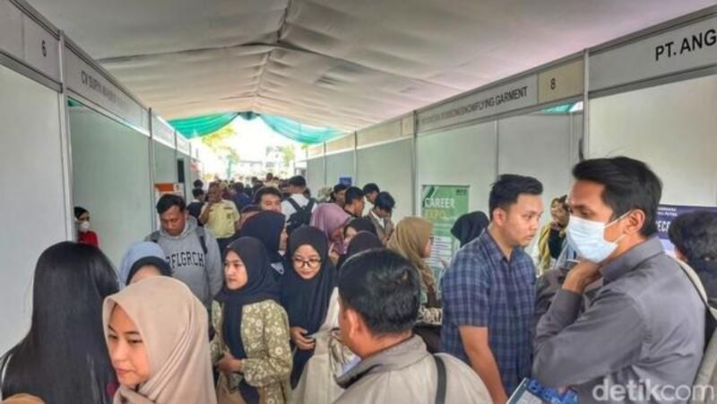 Ribuan lowongan kerja dari berbagai sektor industri siap dibuka dalam Job Fair Bandung 18 Juni 2026, memberikan peluang besar bagi lulusan SMA, D3, hingga S1 untuk memulai atau mengembangkan karier.