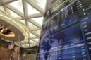 IHSG Melonjak 7,38% dalam Sepekan
Saham perbankan dan energi menjadi motor penguatan pasar. BBCA, BMRI, BBRI, hingga BRPT tercatat sebagai kontributor terbesar yang mendorong Indeks Harga Saham Gabungan