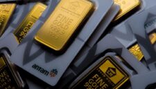 Caption Foto:
Harga Emas Antam Hari Ini 15 Juni 2026 di Pegadaian. Harga emas Antam pecahan 1 gram tercatat Rp 2.820.000, sementara pecahan 50 gram mencapai Rp 138.003.000. Emas