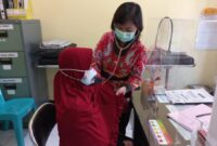 Teks Foto:
Ilustrasi ASN dan pelayanan kesehatan. Sejumlah ASN di Kabupaten Kerinci mempertanyakan kebijakan terkait pengakuan surat keterangan sakit yang disebut hanya berlaku jika diterbitkan oleh dokter berstatus PNS. ASN meminta BKPSDM memberikan penjelasan resmi mengenai dasar hukum dan regulasi yang digunakan. Foto: Ilustrasi.