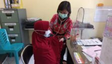 Teks Foto:
Ilustrasi ASN dan pelayanan kesehatan. Sejumlah ASN di Kabupaten Kerinci mempertanyakan kebijakan terkait pengakuan surat keterangan sakit yang disebut hanya berlaku jika diterbitkan oleh dokter berstatus PNS. ASN meminta BKPSDM memberikan penjelasan resmi mengenai dasar hukum dan regulasi yang digunakan. Foto: Ilustrasi.