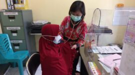 Teks Foto:
Ilustrasi ASN dan pelayanan kesehatan. Sejumlah ASN di Kabupaten Kerinci mempertanyakan kebijakan terkait pengakuan surat keterangan sakit yang disebut hanya berlaku jika diterbitkan oleh dokter berstatus PNS. ASN meminta BKPSDM memberikan penjelasan resmi mengenai dasar hukum dan regulasi yang digunakan. Foto: Ilustrasi.