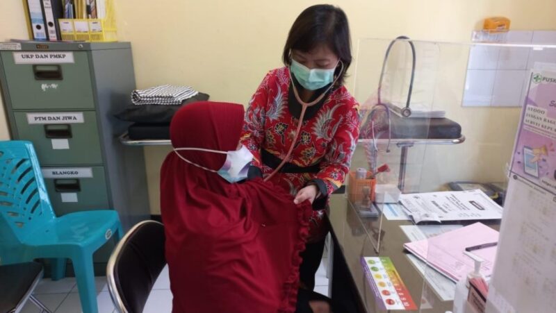 Teks Foto:
Ilustrasi ASN dan pelayanan kesehatan. Sejumlah ASN di Kabupaten Kerinci mempertanyakan kebijakan terkait pengakuan surat keterangan sakit yang disebut hanya berlaku jika diterbitkan oleh dokter berstatus PNS. ASN meminta BKPSDM memberikan penjelasan resmi mengenai dasar hukum dan regulasi yang digunakan. Foto: Ilustrasi.