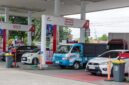 Petugas melayani pengisian bahan bakar di SPBU Pertamina. Harga BBM terbaru di Provinsi Jambi mulai berlaku sejak 10 Juni 2026, dengan Pertamax dijual Rp16.650 per liter, sementara Pertalite tetap Rp10.000 per liter sesuai kebijakan yang berlaku.