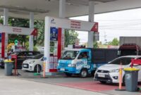 Petugas melayani pengisian bahan bakar di SPBU Pertamina. Harga BBM terbaru di Provinsi Jambi mulai berlaku sejak 10 Juni 2026, dengan Pertamax dijual Rp16.650 per liter, sementara Pertalite tetap Rp10.000 per liter sesuai kebijakan yang berlaku.