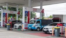 Petugas melayani pengisian bahan bakar di SPBU Pertamina. Harga BBM terbaru di Provinsi Jambi mulai berlaku sejak 10 Juni 2026, dengan Pertamax dijual Rp16.650 per liter, sementara Pertalite tetap Rp10.000 per liter sesuai kebijakan yang berlaku.
