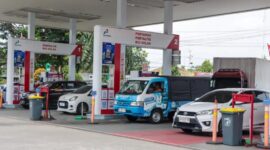 Petugas melayani pengisian bahan bakar di SPBU Pertamina. Harga BBM terbaru di Provinsi Jambi mulai berlaku sejak 10 Juni 2026, dengan Pertamax dijual Rp16.650 per liter, sementara Pertalite tetap Rp10.000 per liter sesuai kebijakan yang berlaku.