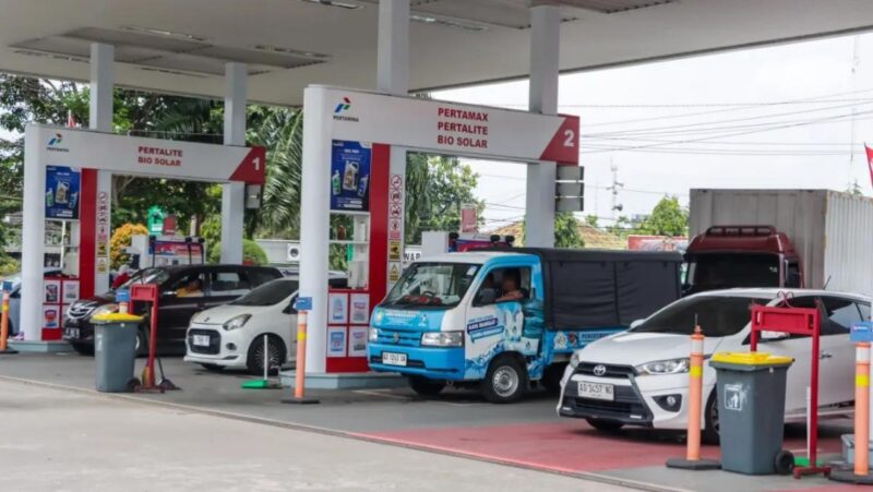Petugas melayani pengisian bahan bakar di SPBU Pertamina. Harga BBM terbaru di Provinsi Jambi mulai berlaku sejak 10 Juni 2026, dengan Pertamax dijual Rp16.650 per liter, sementara Pertalite tetap Rp10.000 per liter sesuai kebijakan yang berlaku.