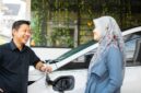 Mobil listrik sedang mengisi daya di stasiun charging.