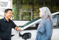 Mobil listrik sedang mengisi daya di stasiun charging.