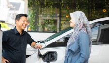 Mobil listrik sedang mengisi daya di stasiun charging.