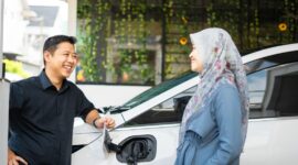 Mobil listrik sedang mengisi daya di stasiun charging.