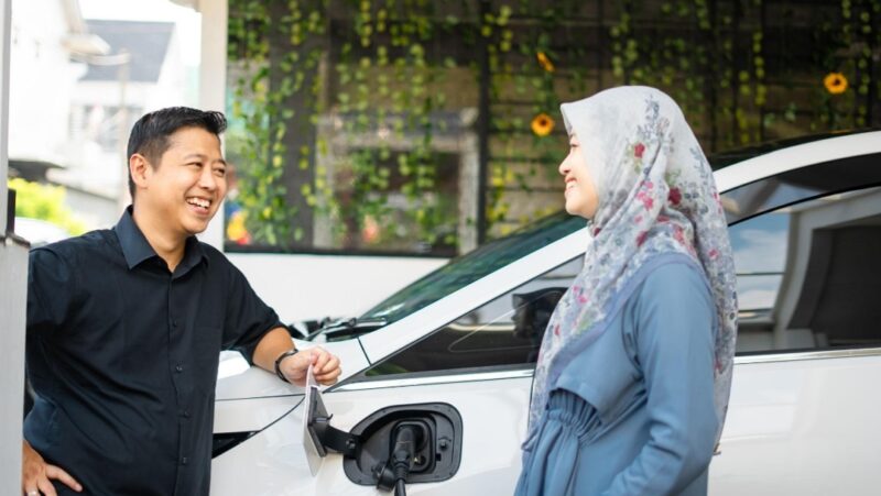 Mobil listrik sedang mengisi daya di stasiun charging.