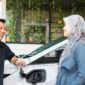 Mobil listrik sedang mengisi daya di stasiun charging.