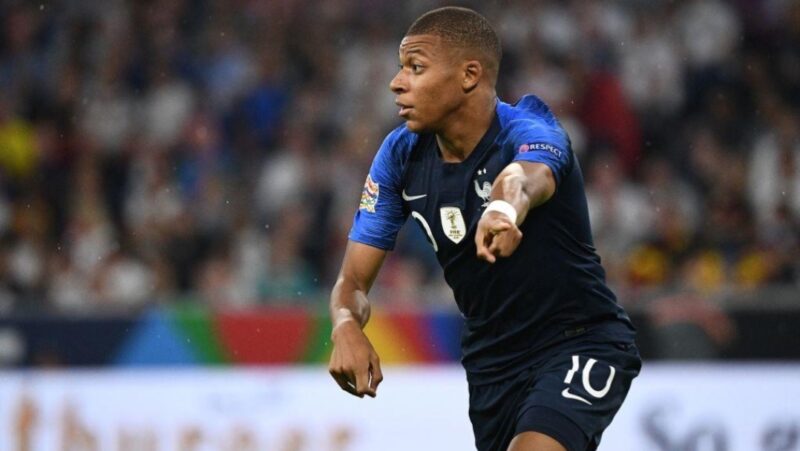 Prancis vs Senegal Piala Dunia 2026
Kylian Mbappe dan Sadio Mane menjadi sorotan dalam laga perdana Grup I Piala Dunia 2026. Prancis diunggulkan berkat kedalaman skuad dan kualitas individu pemain, namun Senegal bertekad menciptakan kejutan seperti yang pernah mereka lakukan pada Piala Dunia 2002. Pertandingan berlangsung di New York New Jersey Stadium, Rabu (17/6/2026) pukul 02.00 WIB.
